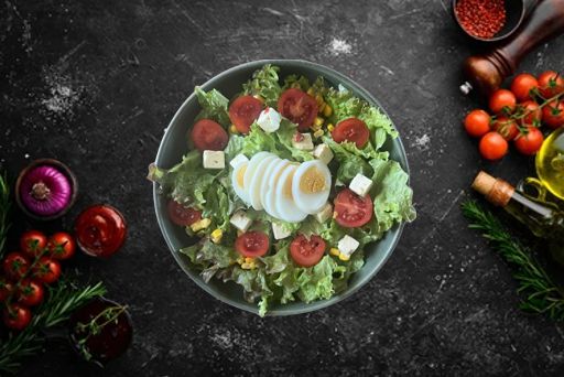 Salada com ovo cozido